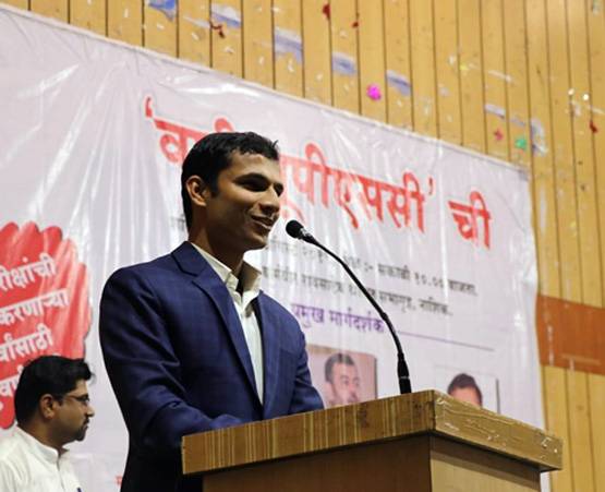 किसान का बेटा बना अफसर, गांव के बच्चों को दे रहा IAS के टिप्स