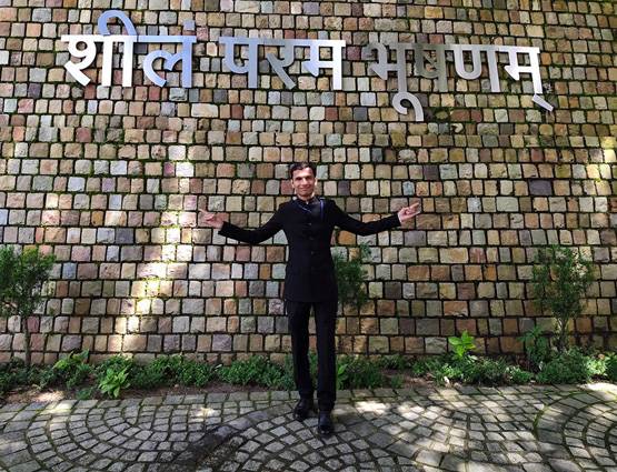 किसान का बेटा बना अफसर, गांव के बच्चों को दे रहा IAS के टिप्स