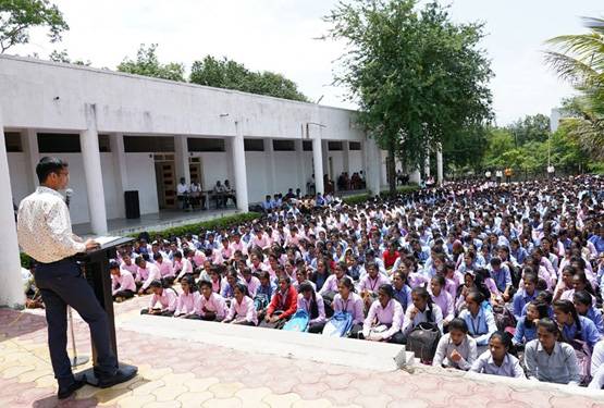 किसान का बेटा बना अफसर, गांव के बच्चों को दे रहा IAS के टिप्स