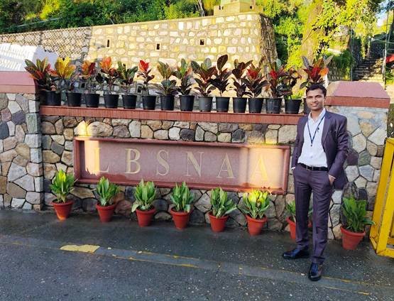 किसान का बेटा बना अफसर, गांव के बच्चों को दे रहा IAS के टिप्स