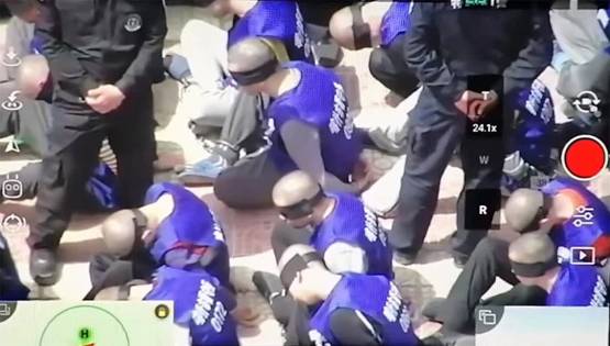 सीक्रेट वीडियो: चीन में आंखों पर पट्टी बांध मुस्लिमों के साथ जुल्म?