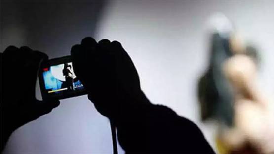 लड़की संग बनाया प्रिंसिपल का अश्लील वीडियो, छात्र ने किया ब्लैकमेल