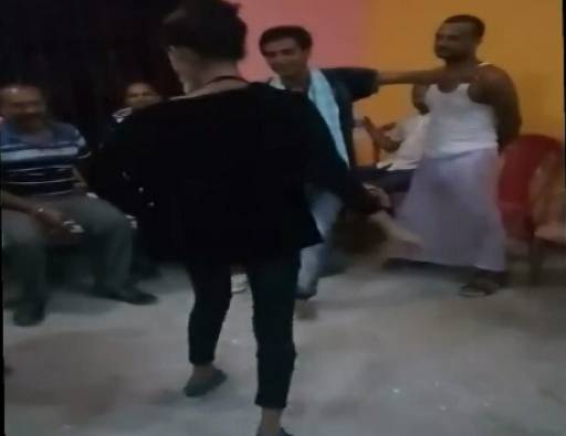 बिहार: नशे में लड़की संग तमंचे पर डिस्को, वीडियो वायरल होने पर FIR