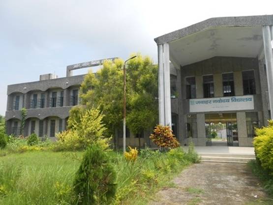 लड़की संग बनाया प्रिंसिपल का अश्लील वीडियो, छात्र ने किया ब्लैकमेल