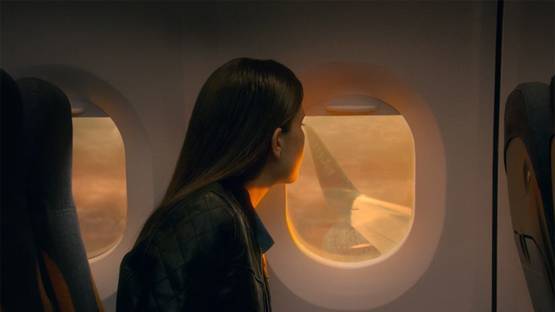 एयरपोर्ट पर पी रहे थे शराब, अनाउंसमेंट मिस हुई तो रनवे पर दौड़े