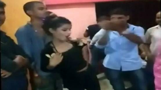 बिहार: नशे में लड़की संग तमंचे पर डिस्को, वीडियो वायरल होने पर FIR