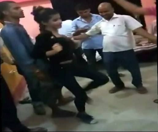 बिहार: नशे में लड़की संग तमंचे पर डिस्को, वीडियो वायरल होने पर FIR