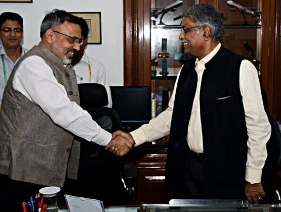 PM मोदी के प्रिंसिपल एडवाइजर बने IAS सिन्हा के पास हैं ये डिग्रियां