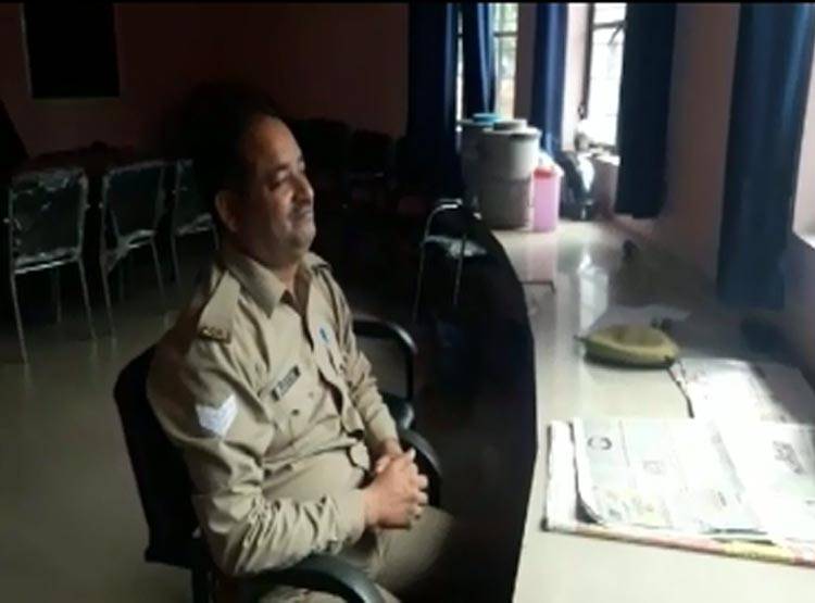 चालान कटा तो बिजली विभाग के अधिकारी ने काट दी थाने की बिजली