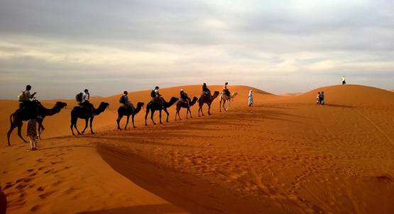 चांद की रोशनी पड़ते ही खूबसूरत हो जाती हैं ये 10 जगह, क्या आपने देखीं?