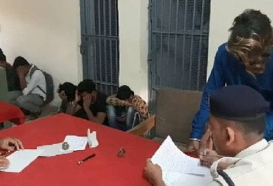 होटल में चल रहा था सेक्स रैकेट, छापा पड़ा तो रईसजादों की खुली पोल