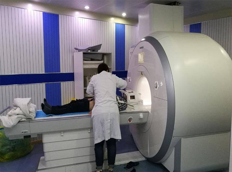 MRI मशीन के अंदर मरीज को डालकर भूल गए डॉक्टर और फिर...