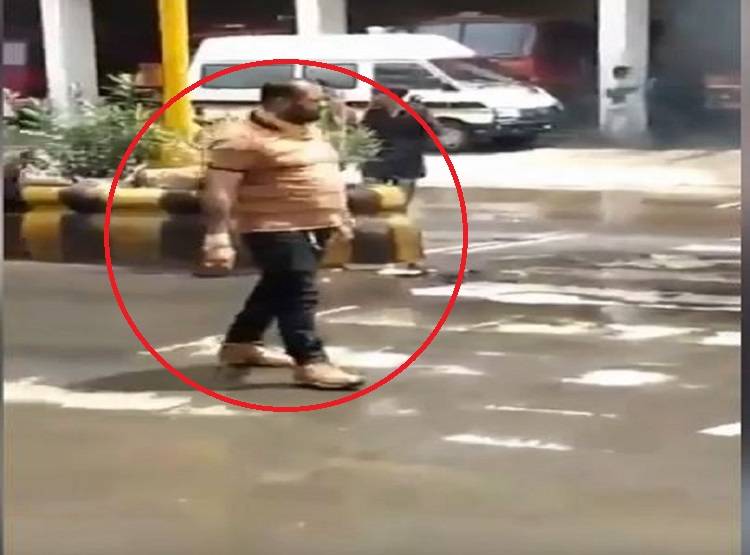 स्टार्ट नहीं हुई गाड़ी तो सनकी ने गुस्से में पेट्रोल डालकर लगा दी आग