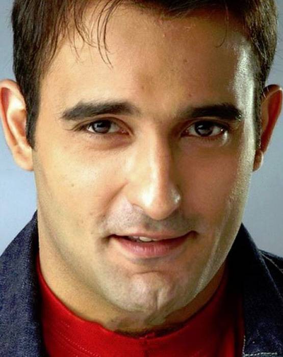 Then & Now: कभी चॉकलेटी हीरो थे अक्षय खन्ना, 22 साल में इतना बदला लुक