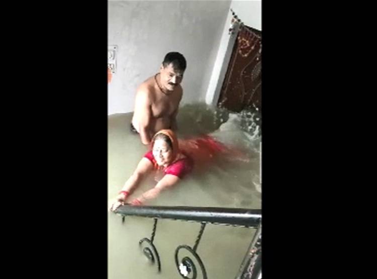 साड़ी में स्वीम‍िंग करने लगी मह‍िला, घर में घुसा था बाढ़ का पानी