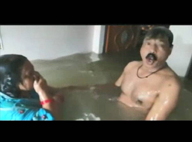 साड़ी में स्वीम‍िंग करने लगी मह‍िला, घर में घुसा था बाढ़ का पानी