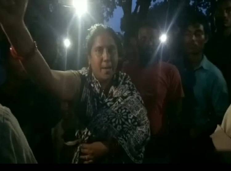 दरिंदों ने बनाया गैंगरेप का वीडियो, पिता पहुंचे थाने तो पुलिस ने पीटा