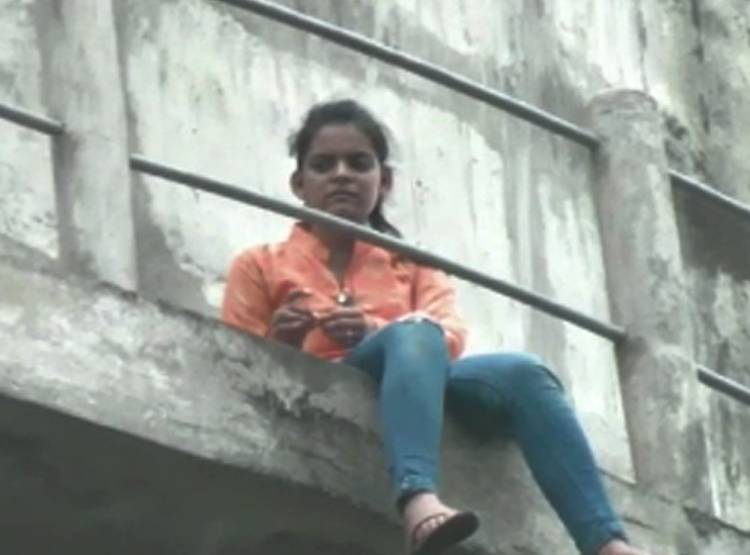 17 साल की लड़की सुसाइड करने टंकी पर चढ़ी, बचाने को लगी जाली, फ‍िर...