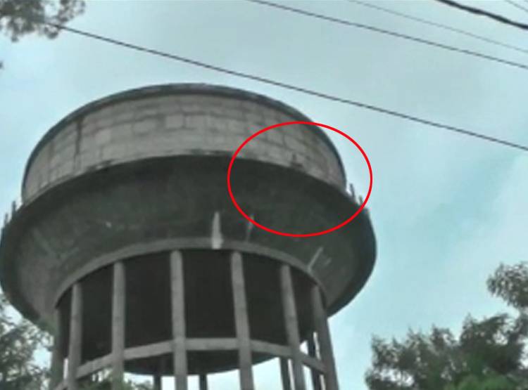 17 साल की लड़की सुसाइड करने टंकी पर चढ़ी, बचाने को लगी जाली, फ‍िर...