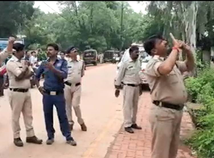 17 साल की लड़की सुसाइड करने टंकी पर चढ़ी, बचाने को लगी जाली, फ‍िर...