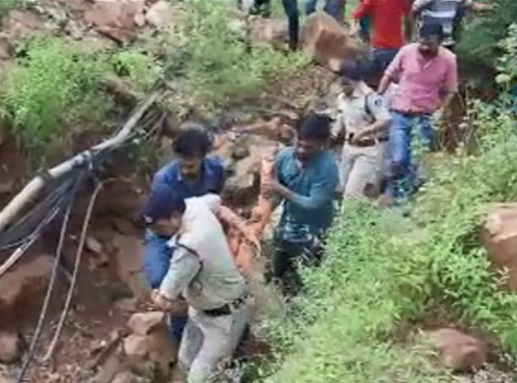 17 साल की लड़की सुसाइड करने टंकी पर चढ़ी, बचाने को लगी जाली, फ‍िर...