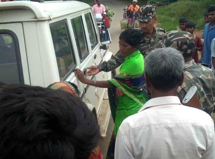 सब्जी चुराने के आरोप में सगी बहनों की प‍िटाई, कैंची से काटे बाल