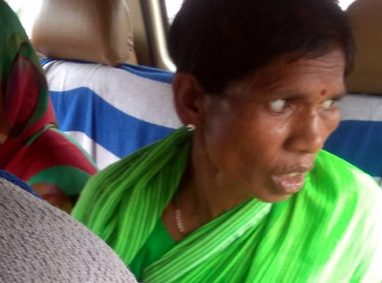 सब्जी चुराने के आरोप में सगी बहनों की प‍िटाई, कैंची से काटे बाल