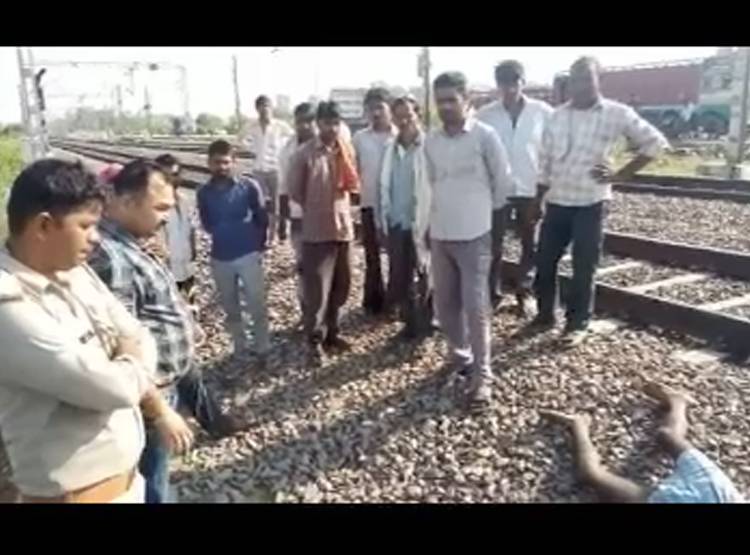 बेटे ने लगाई फांसी तो गम में डूबा बाप, ट्रेन से कटकर दी जान