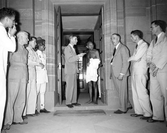 आइंस्टीन से चार्ली चैपलिन तक, गांधी के साथ वर्ल्ड लीडर्स की Photos