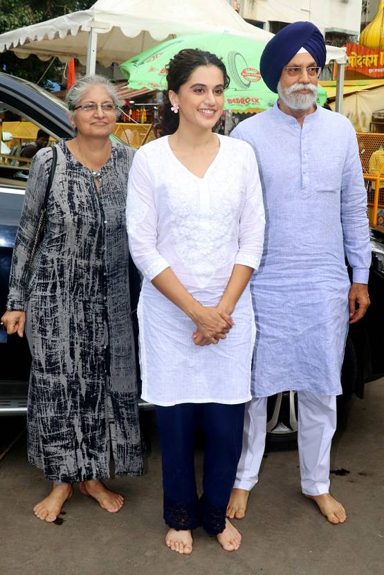 तापसी की फिल्म हुई रिलीज, एक्ट्रेस ने किए सिद्धिविनायक मंदिर के दर्शन