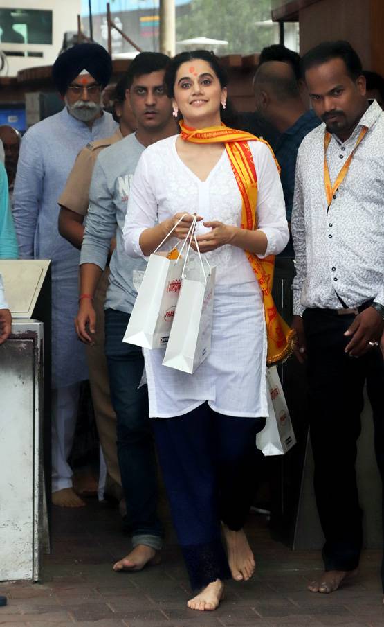 तापसी की फिल्म हुई रिलीज, एक्ट्रेस ने किए सिद्धिविनायक मंदिर के दर्शन