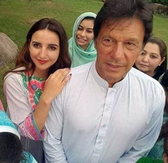 इमरान की कुर्सी इस लड़की ने 'संभाली', PAK में मच गया बवाल