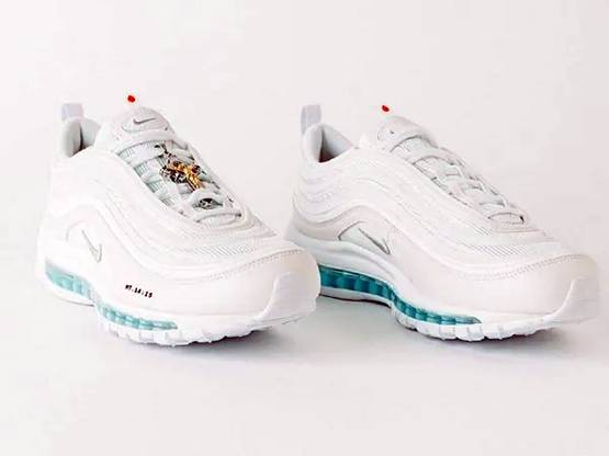 पवित्र जल से भरे 'जीसस शूज' एक मिनट में बिके, कीमत 2 लाख, जानें खासियत