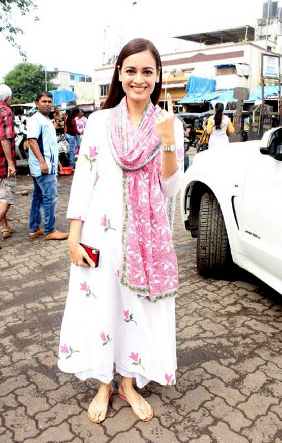 माधुरी-दीया-प्रीति जिंटा-सोहा, सितारों में दिखा वोटिंग का जोश