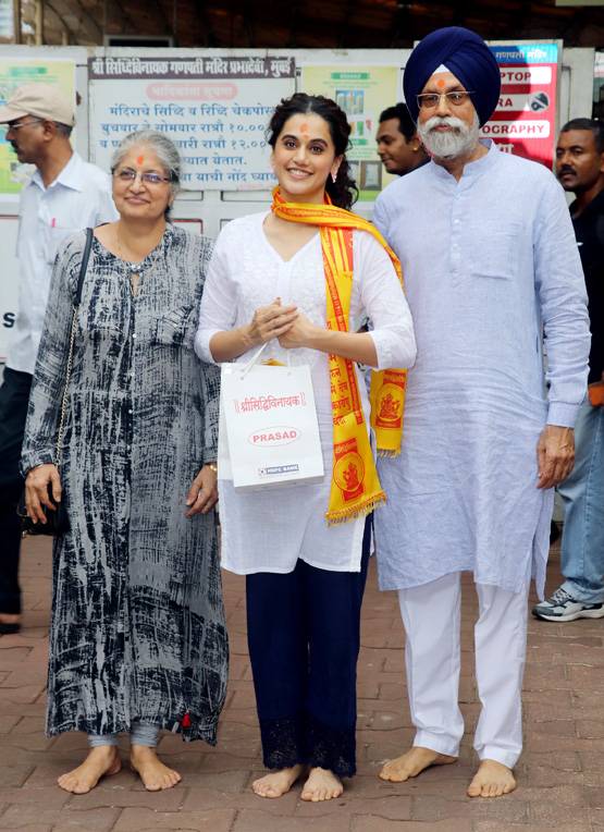 तापसी की फिल्म हुई रिलीज, एक्ट्रेस ने किए सिद्धिविनायक मंदिर के दर्शन