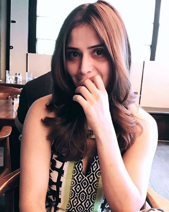 BB 13: जन्म देते ही गुजर गई मां, पिता से दूर ऐसे गुजरा आरती सिंह का बचपन