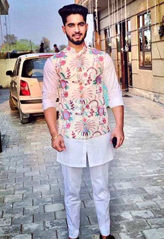 ट्रेंड में है प्रिंटेड जैकेट, विराट-आर्यन की तरह प्लेन कुर्ते पर करें ट्राई