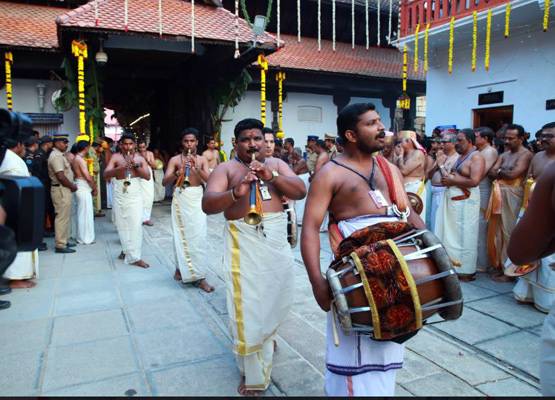 ये है देश का सबसे अमीर मंदिर, दान पेटी में हर साल आते हैं 97,500 करोड़