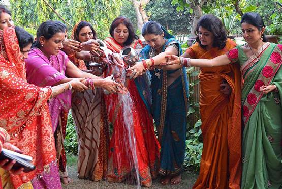 क्या बिना शादी के लड़कियों को रखना चाहिए करवाचौथ का व्रत?