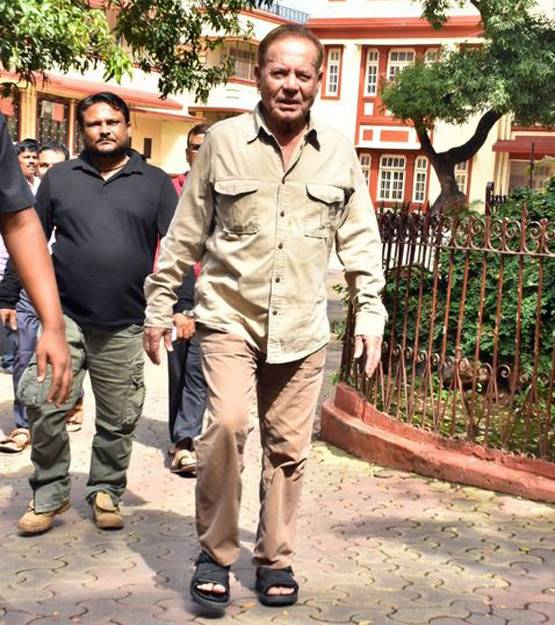 मुंबई में सितारों ने किया मतदान, दीपिका पादुकोण-ऋतिक रोशन ने डाला वोट