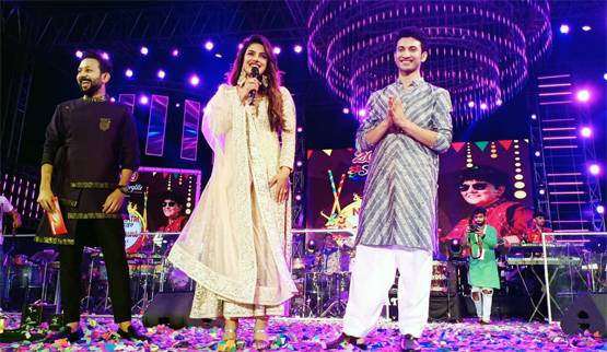 Photos: फाल्गुनी पाठक संग गरबा नाइट में प्रियंका, खेला डांडिया