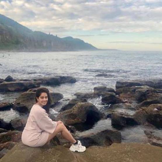 नुसरत भरूचा की बिकिनी फोटोज वायरल, टैटू फ्लॉन्ट करती दिखीं