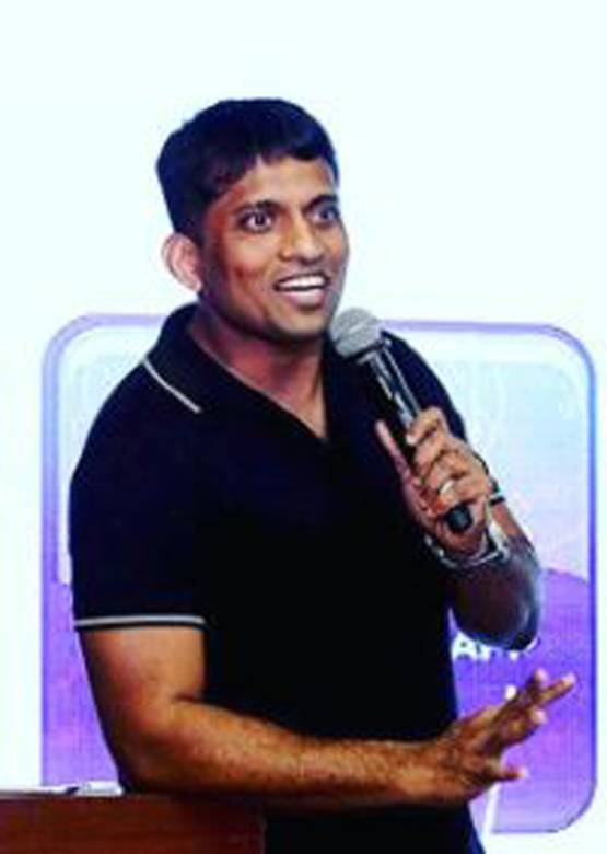 दोस्तों को पढ़ाते-पढ़ाते बन गए टीचर, आज हैं अरब‍पति, जानें- कुल संपत्ति