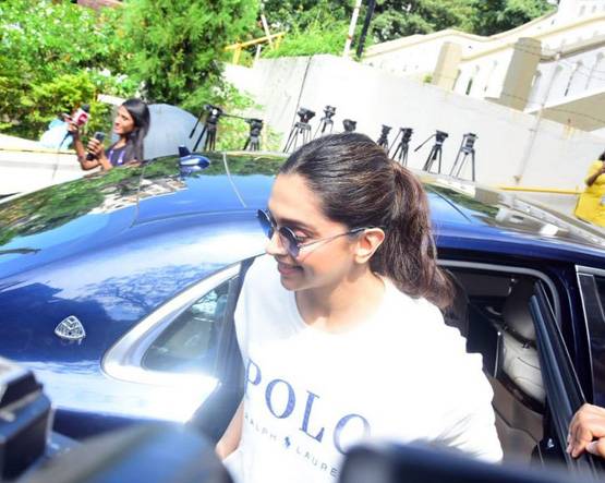 मुंबई में सितारों ने किया मतदान, दीपिका पादुकोण-ऋतिक रोशन ने डाला वोट