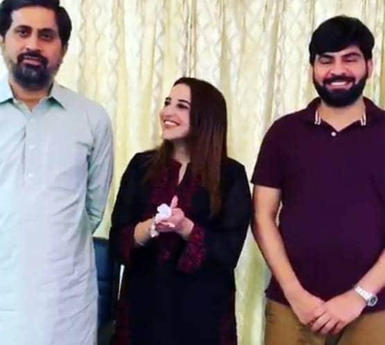 इमरान की कुर्सी इस लड़की ने 'संभाली', PAK में मच गया बवाल