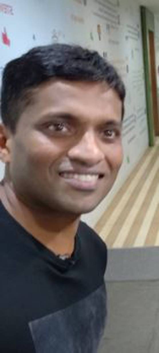 दोस्तों को पढ़ाते-पढ़ाते बन गए टीचर, आज हैं अरब‍पति, जानें- कुल संपत्ति