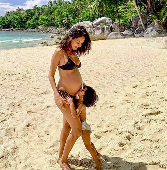 लीजा हेडन के बेटे ने किया मां के बेबी बंप को Kiss, वायरल हुई फोटो