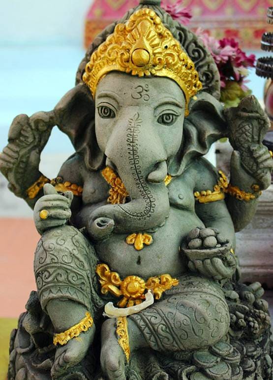 दिवाली के दिन ना लाएं लक्ष्मी-गणेश की ऐसी मूर्ति, बनी रहेगी पैसों की तंगी