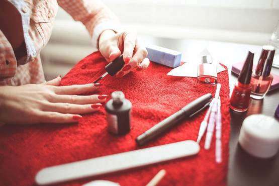 नेलपेंट लगाने का फैशन हुआ पुराना, ट्रेंड में हैं अजीबोगरीब नेल एक्सटेंशन