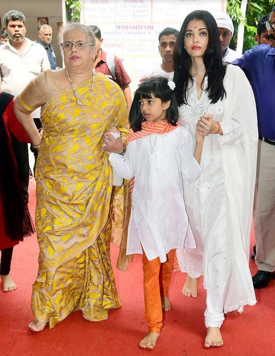 बेटी आराध्या संग ऐश्वर्या राय ने की मां दुर्गा की आराधना, देखें तस्वीरें